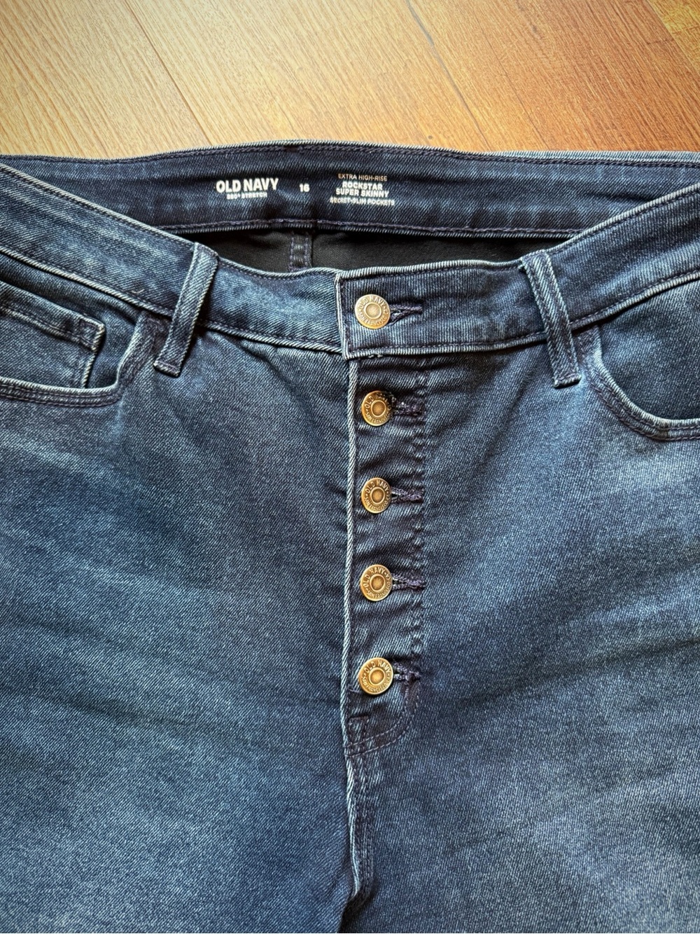 Old Navy ROCKSTAR Super Skinny Jeans - Picture 3 of 3